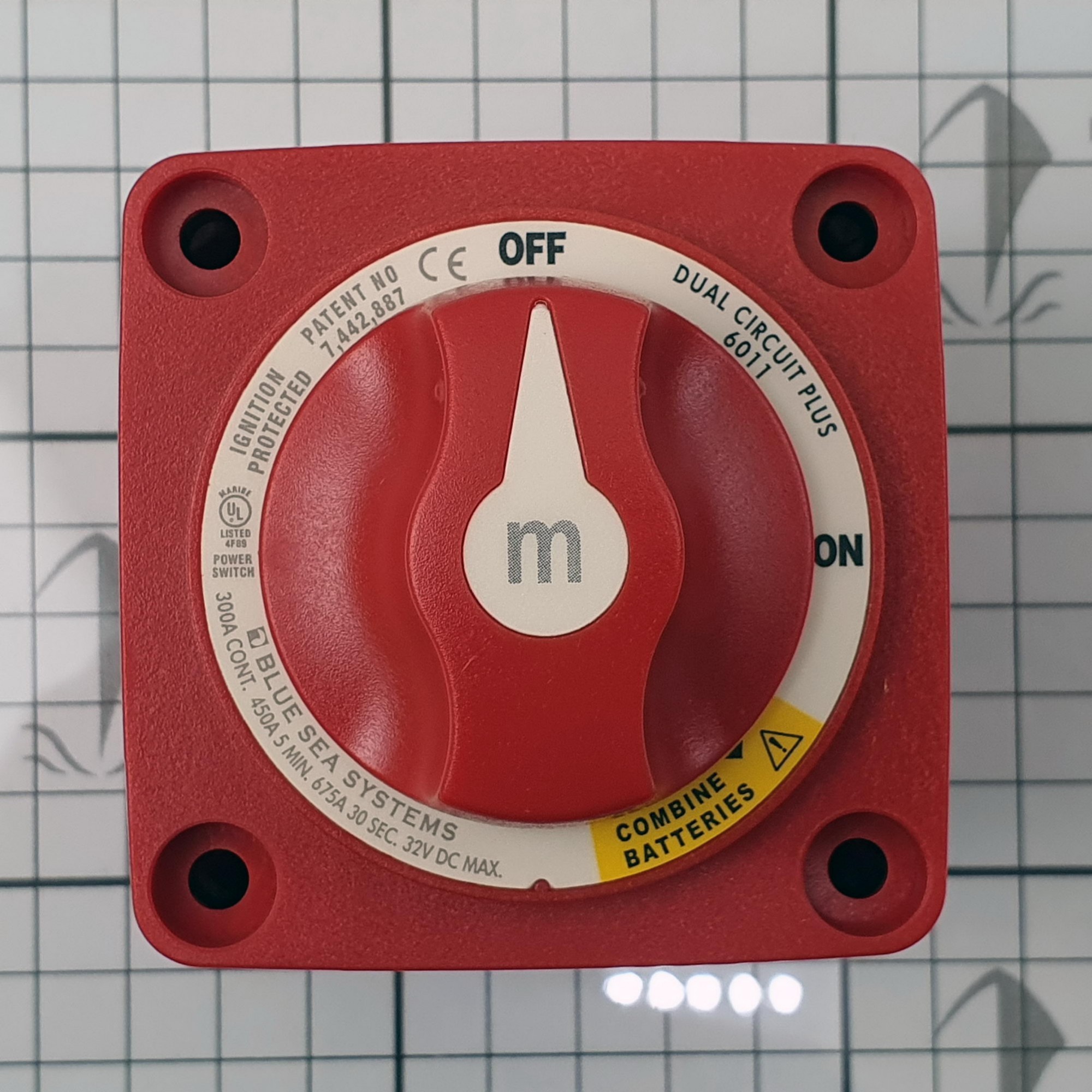 Переключатель АКБ Blue Sea m-Series 6011 32 В 300 А двухполюсный ВКЛ-ВЫКЛ с режимом комбинирования к