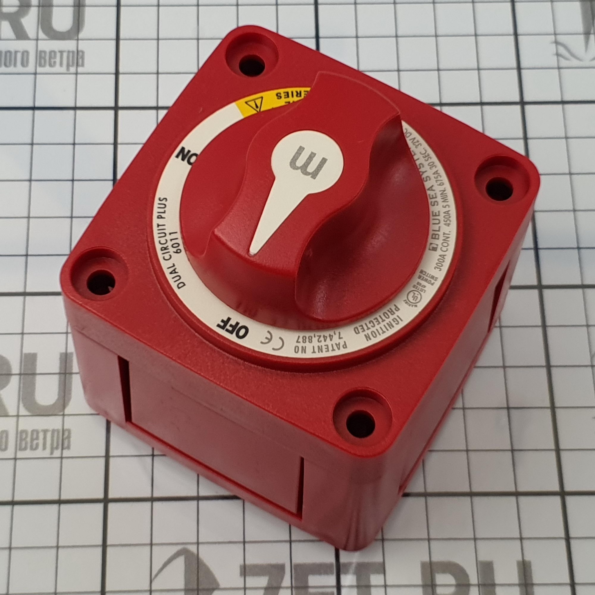 Переключатель АКБ Blue Sea m-Series 6011 32 В 300 А двухполюсный ВКЛ-ВЫКЛ с режимом комбинирования к