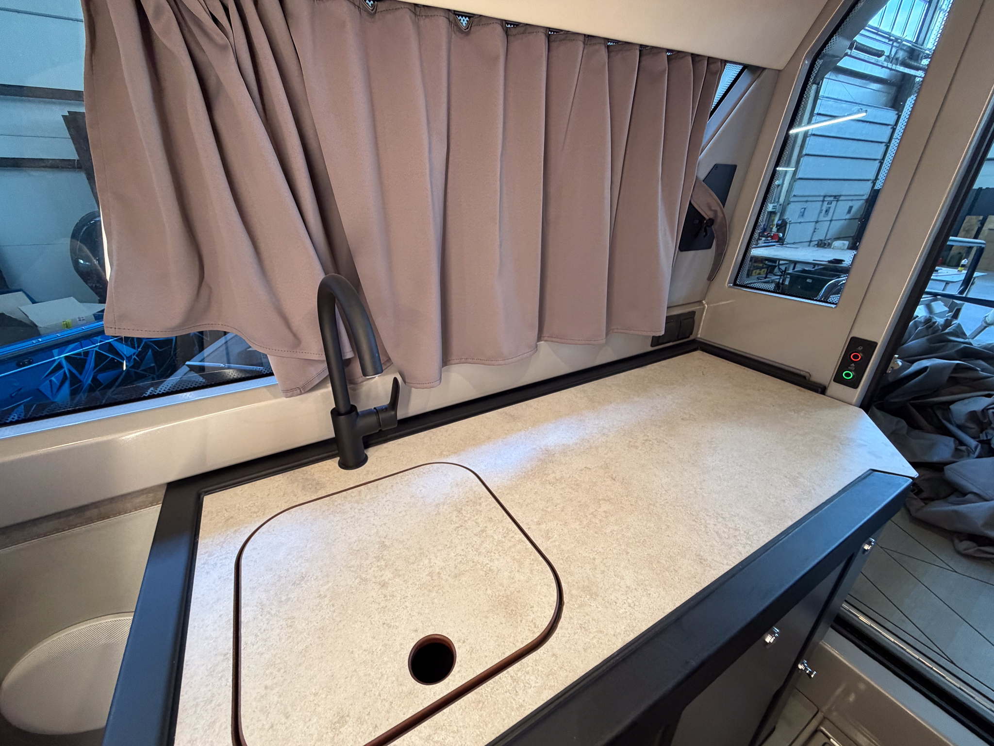 VBOATS 850 Cabin + Mercury Verado 400 + прицеп