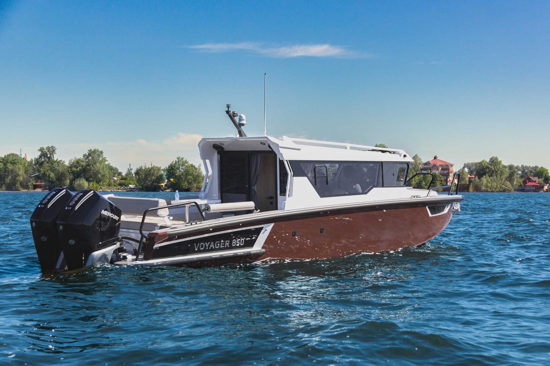 VBOATS VOYAGER 850 Cabin