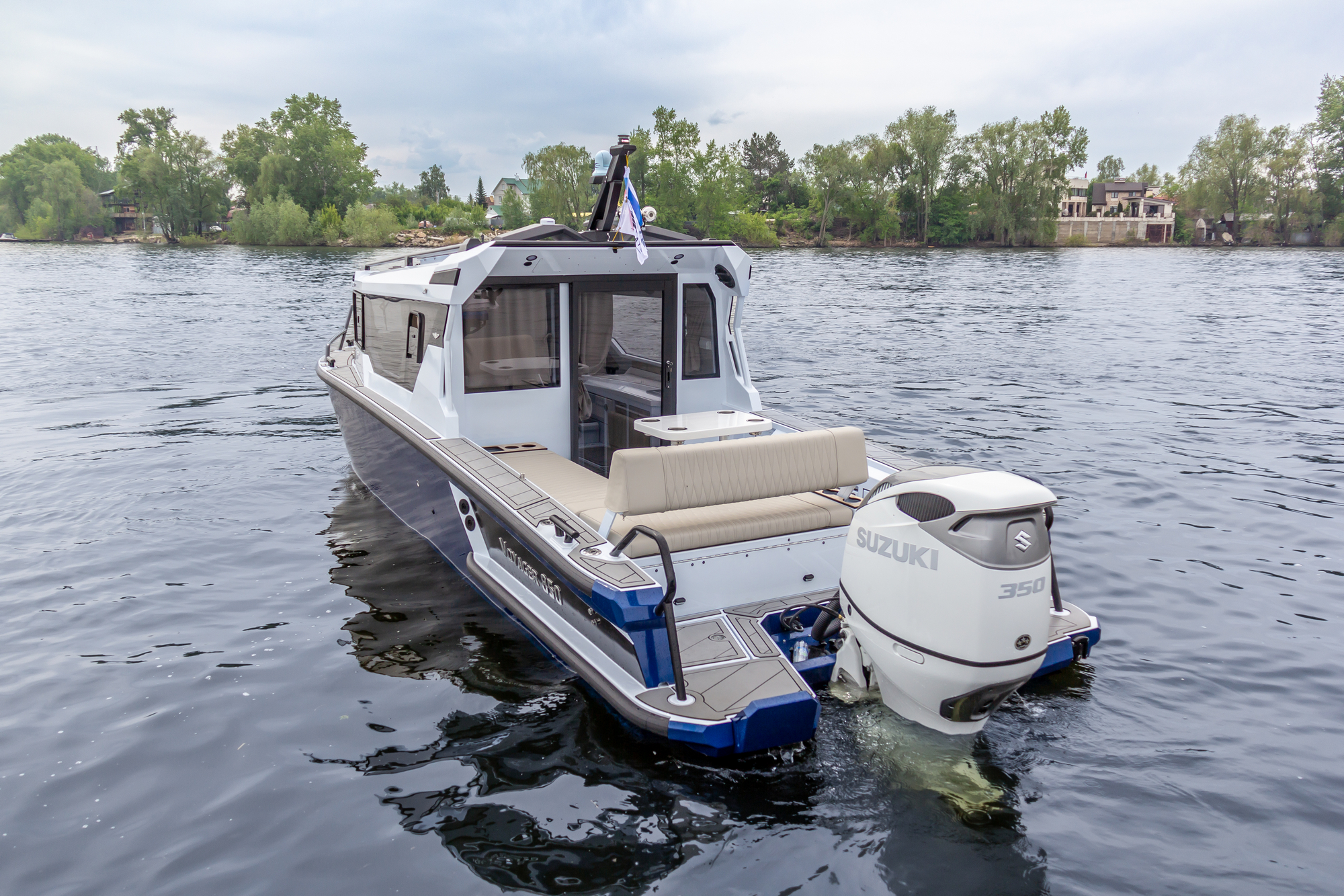 VBOATS VOYAGER 850 Cabin