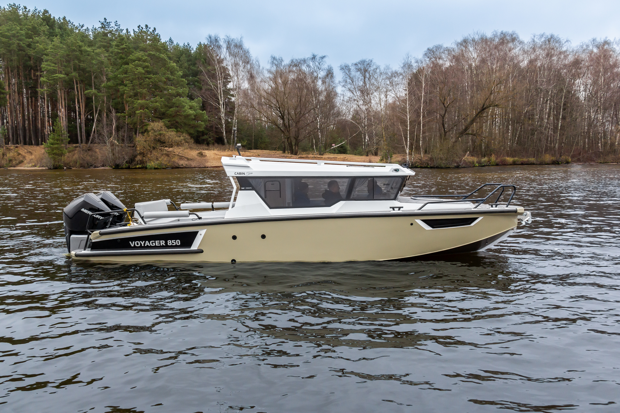 VBOATS VOYAGER 850 Cabin Twin