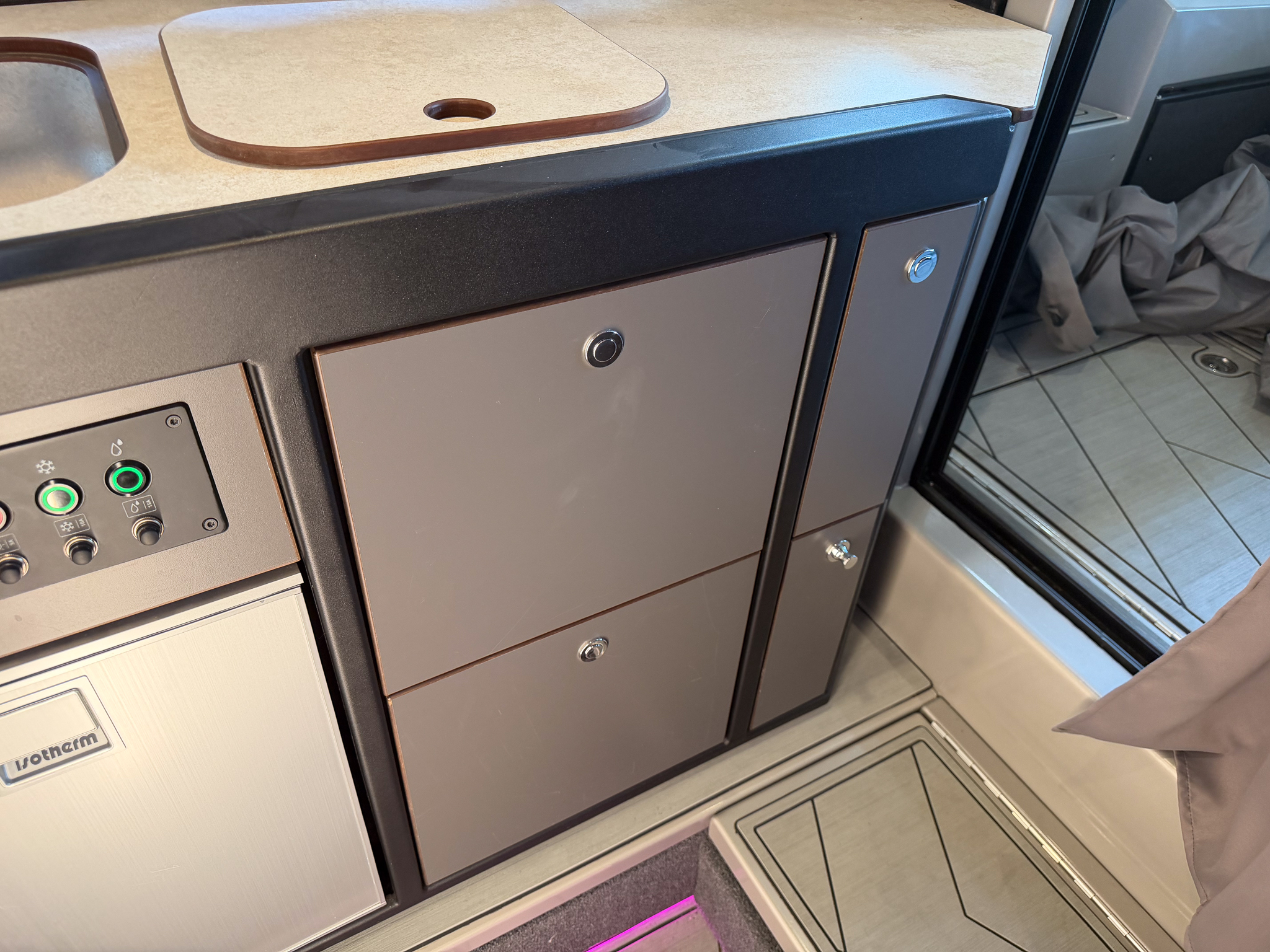VBOATS 850 Cabin + Mercury Verado 400 + прицеп