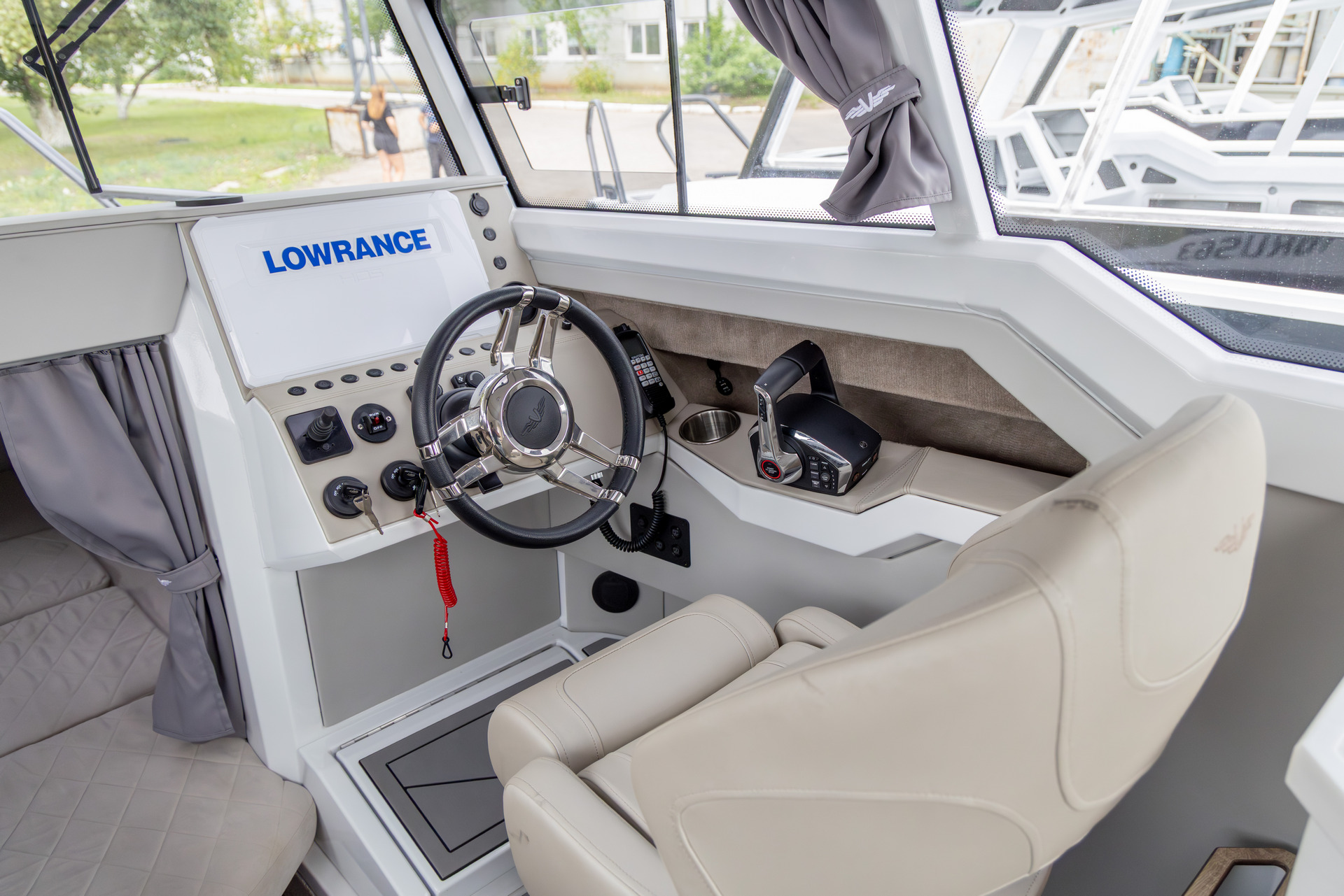 VBOATS VOYAGER 850 Cabin