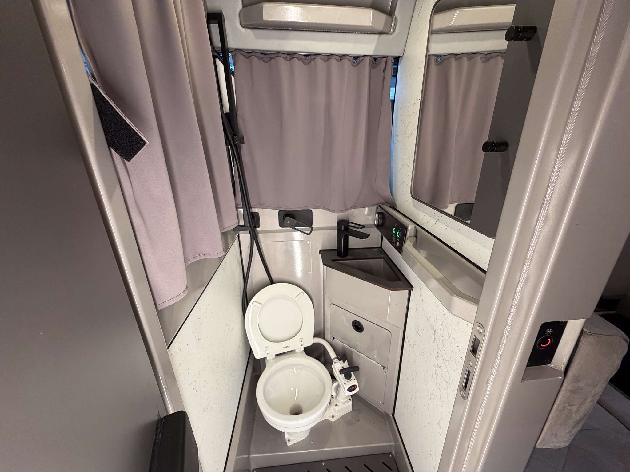 VBOATS 850 Cabin + Mercury Verado 400 + прицеп