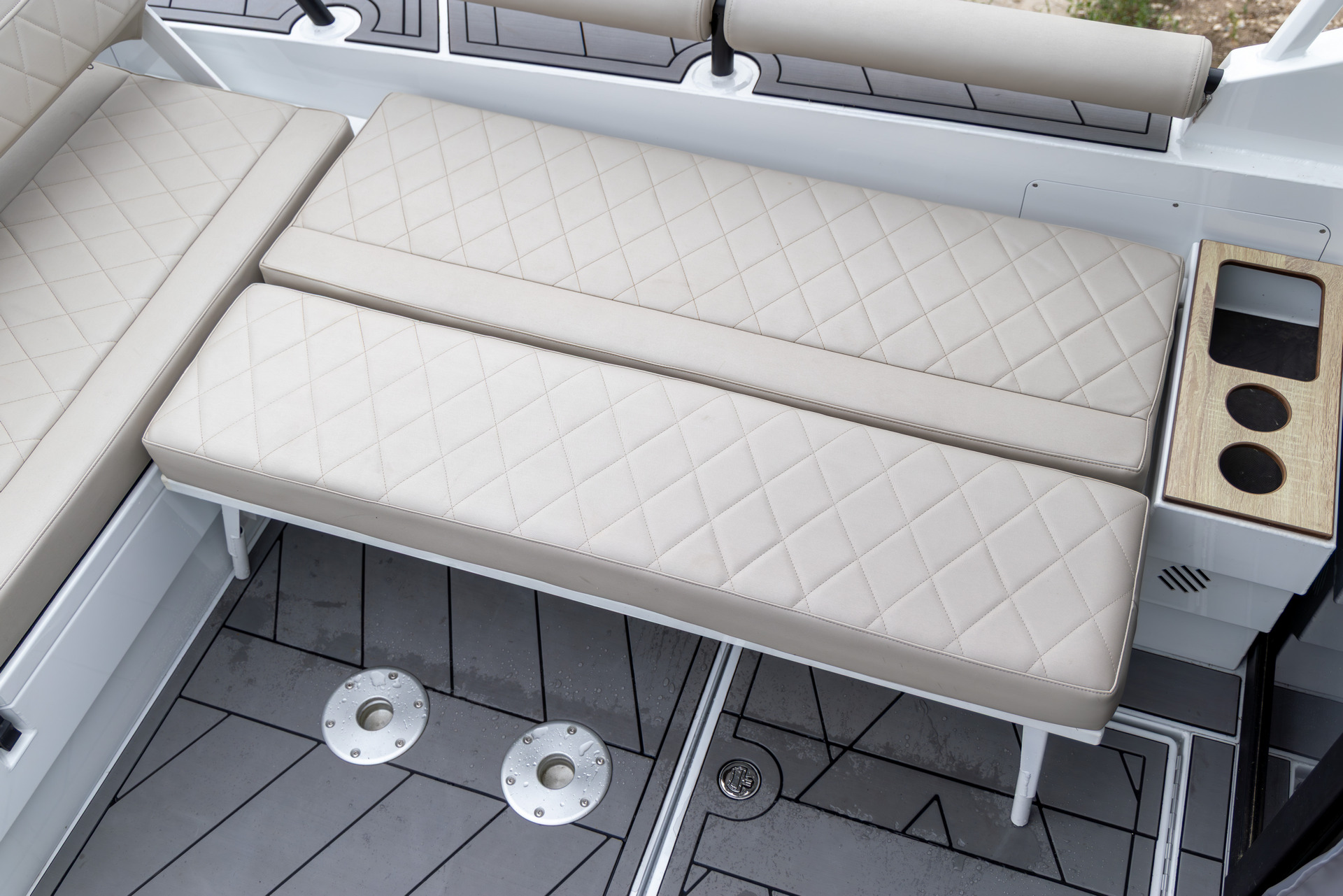 VBOATS VOYAGER 850 Cabin