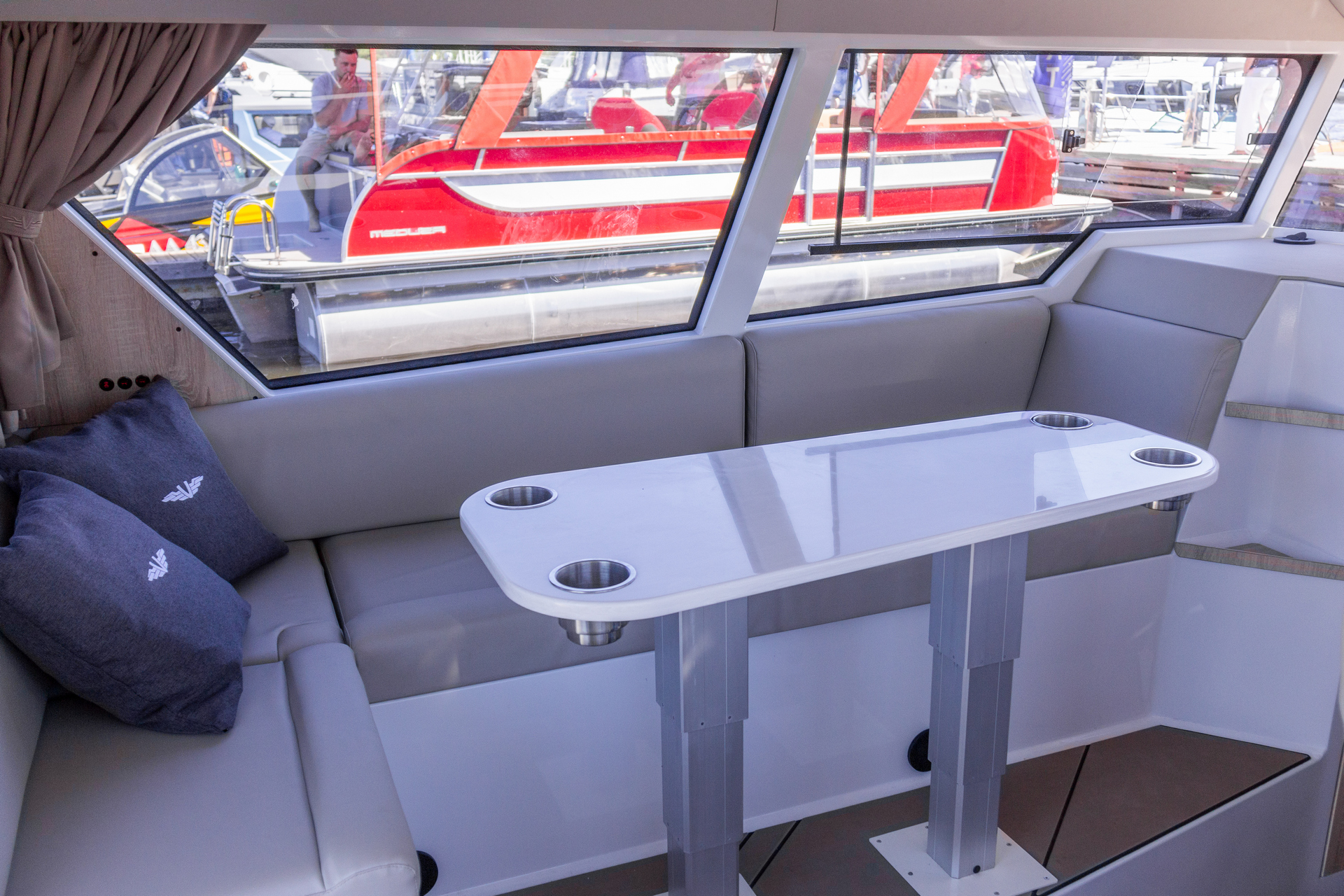 VBOATS VOYAGER 980 Cabin