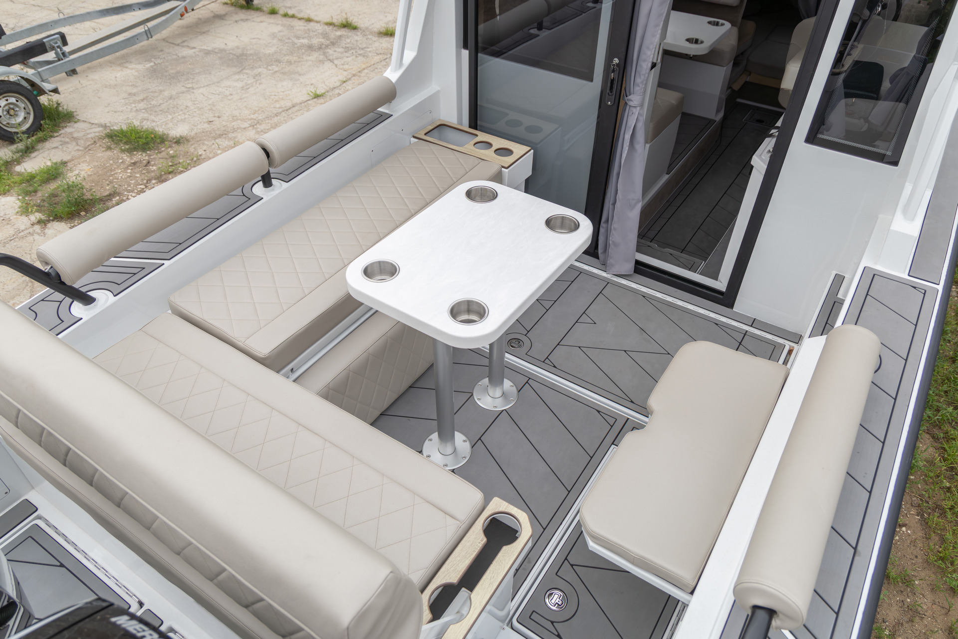 VBOATS VOYAGER 850 Cabin