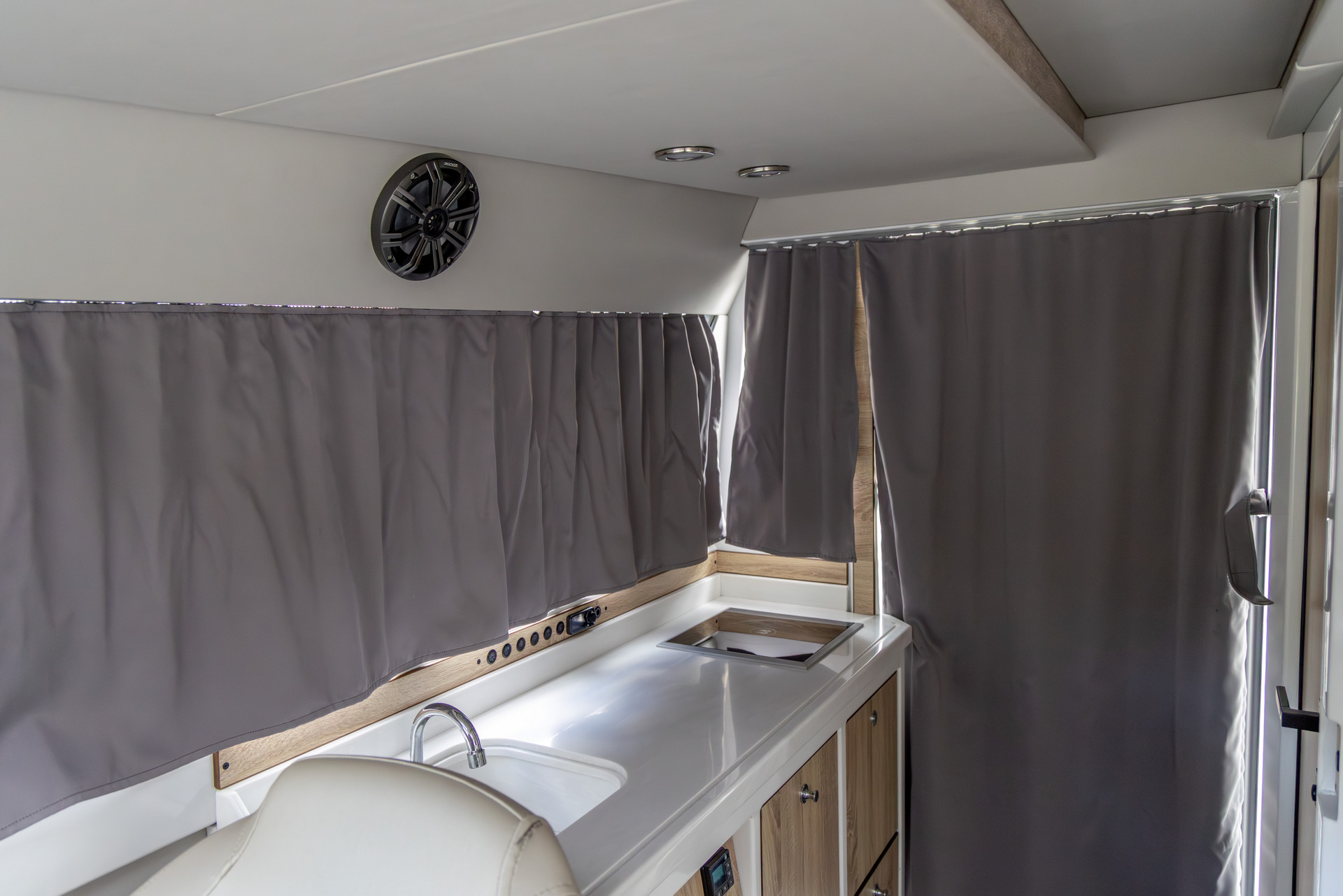 VBOATS VOYAGER 850 Cabin