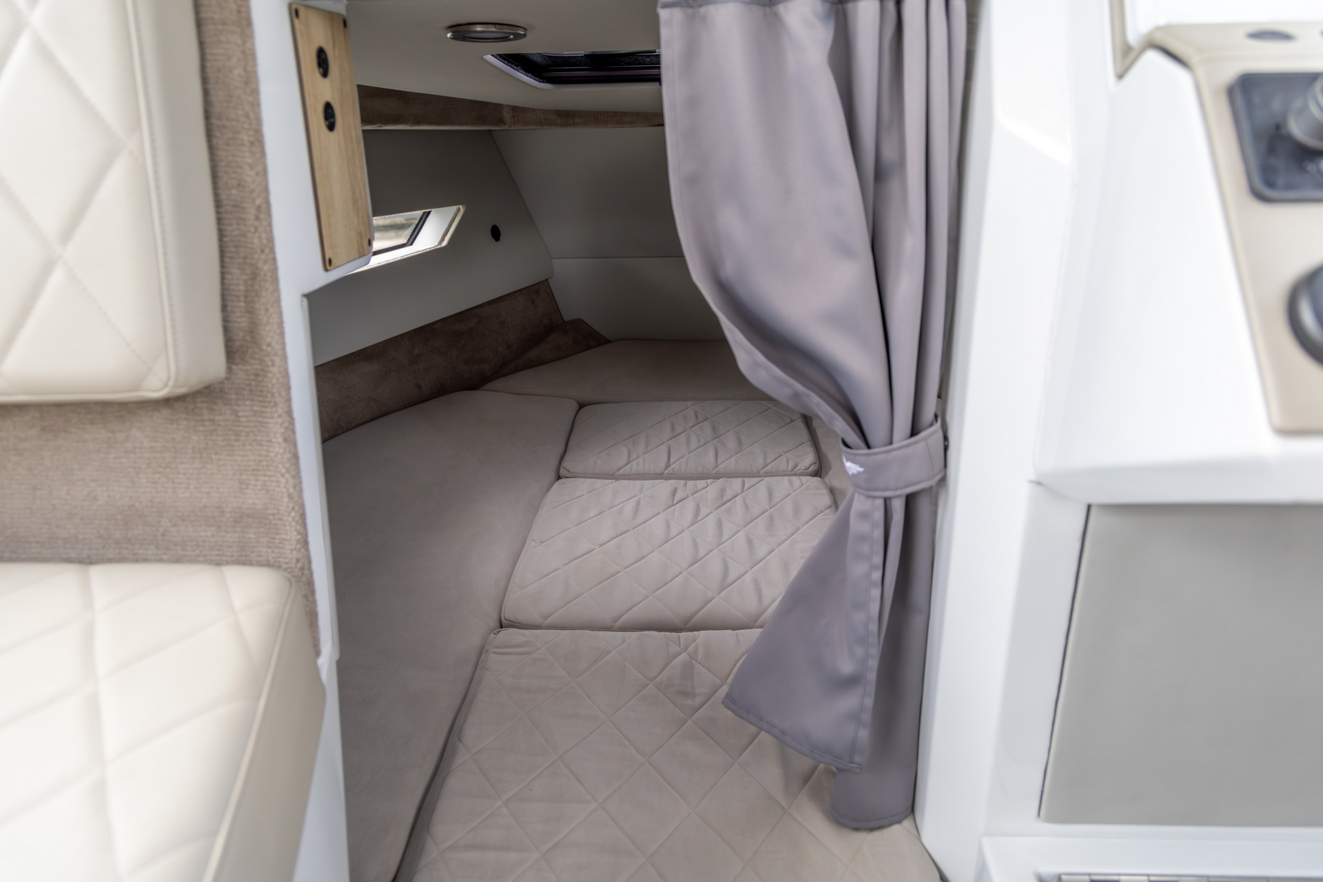 VBOATS VOYAGER 850 Cabin