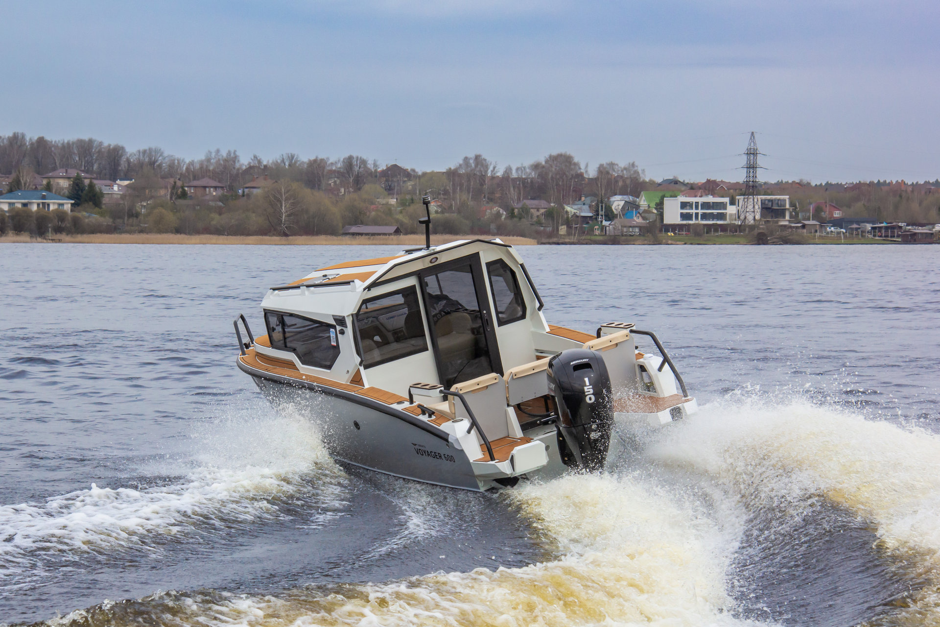 VBOATS VOYAGER 600 Cabin