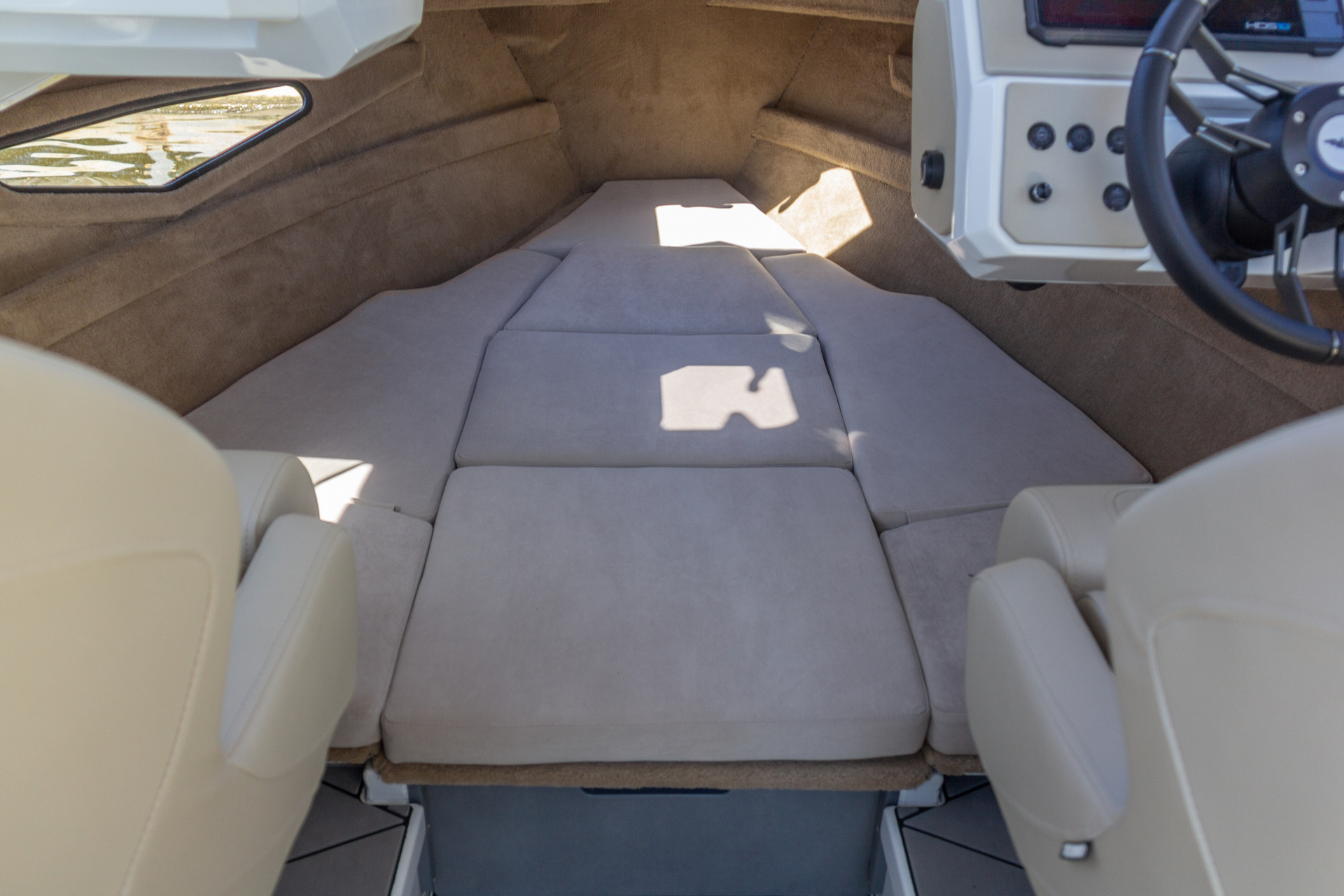 VBOATS VOYAGER 600 Cabin