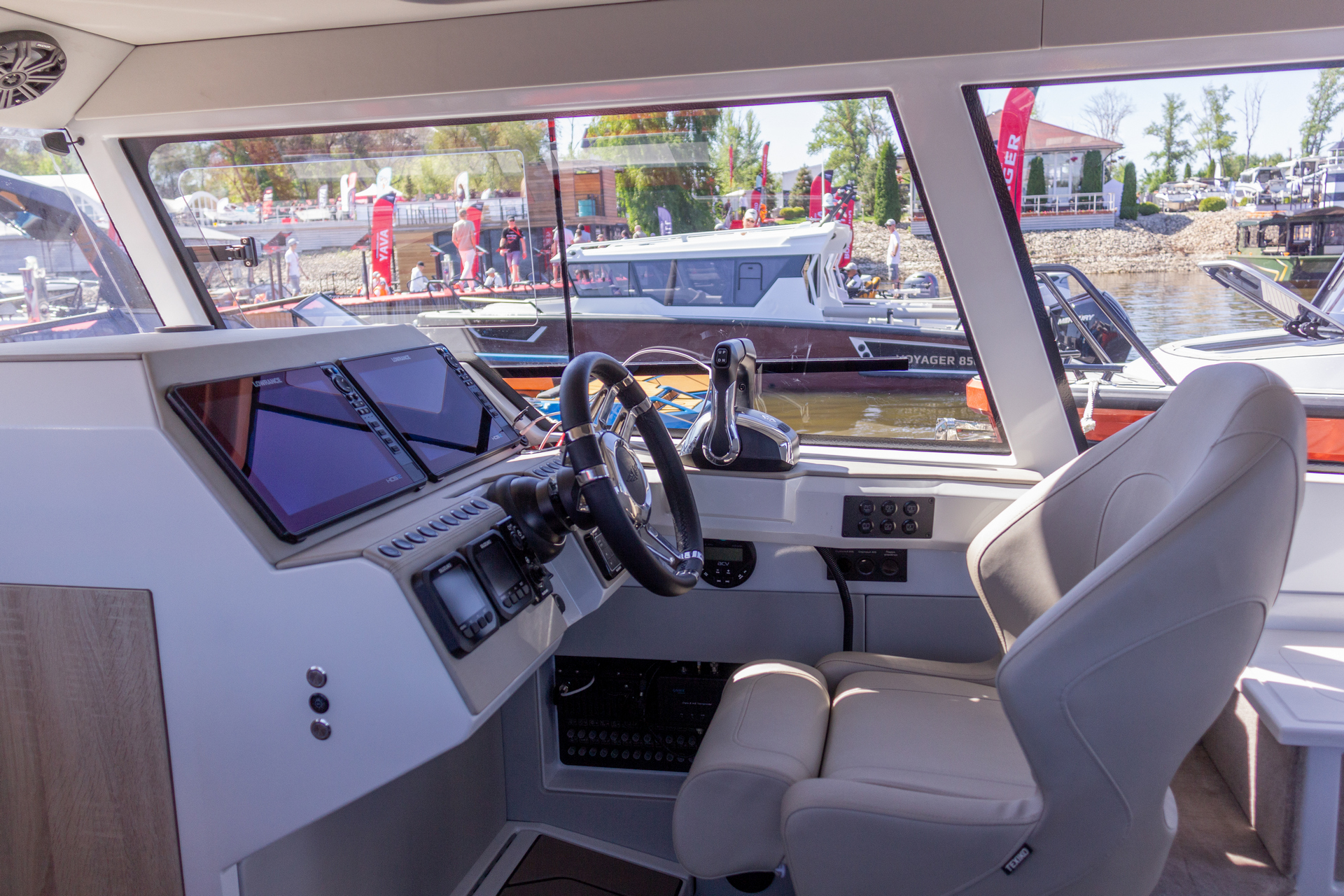 VBOATS VOYAGER 980 Cabin