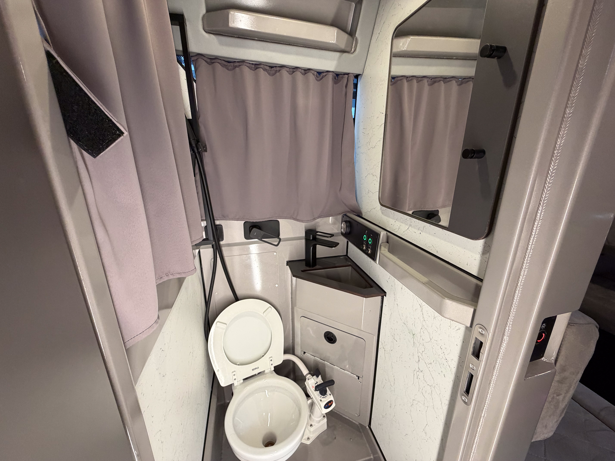 VBOATS 850 Cabin + Mercury Verado 400 + прицеп