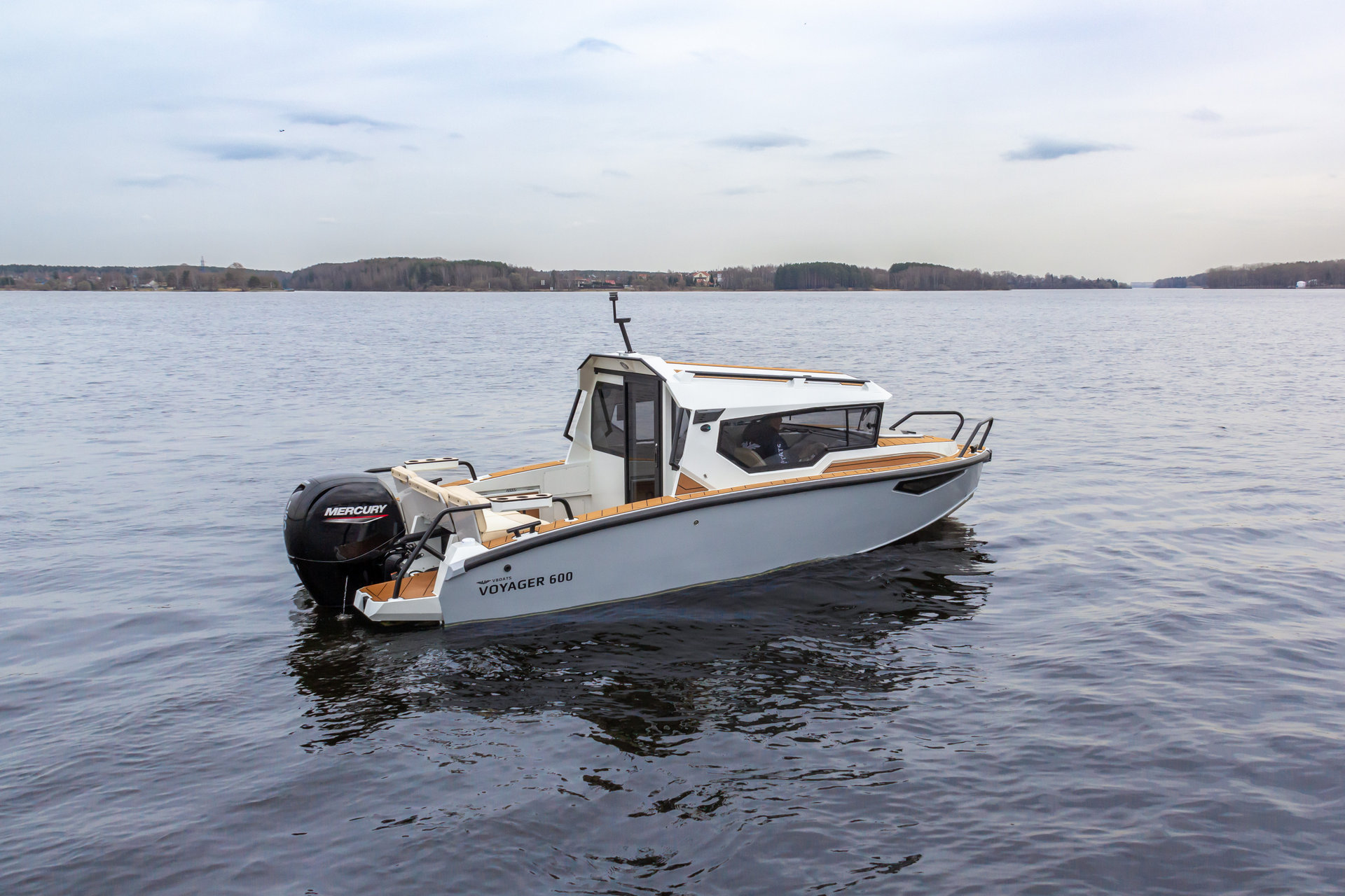 VBOATS VOYAGER 600 Cabin