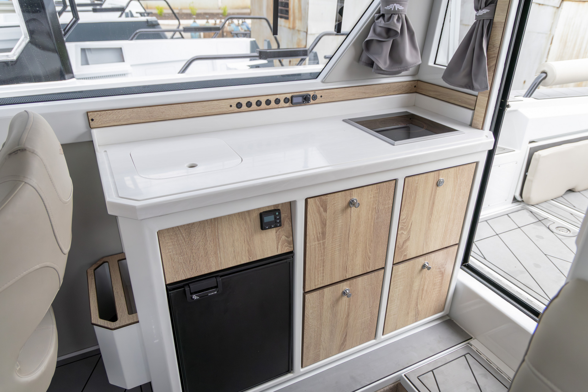 VBOATS VOYAGER 850 Cabin