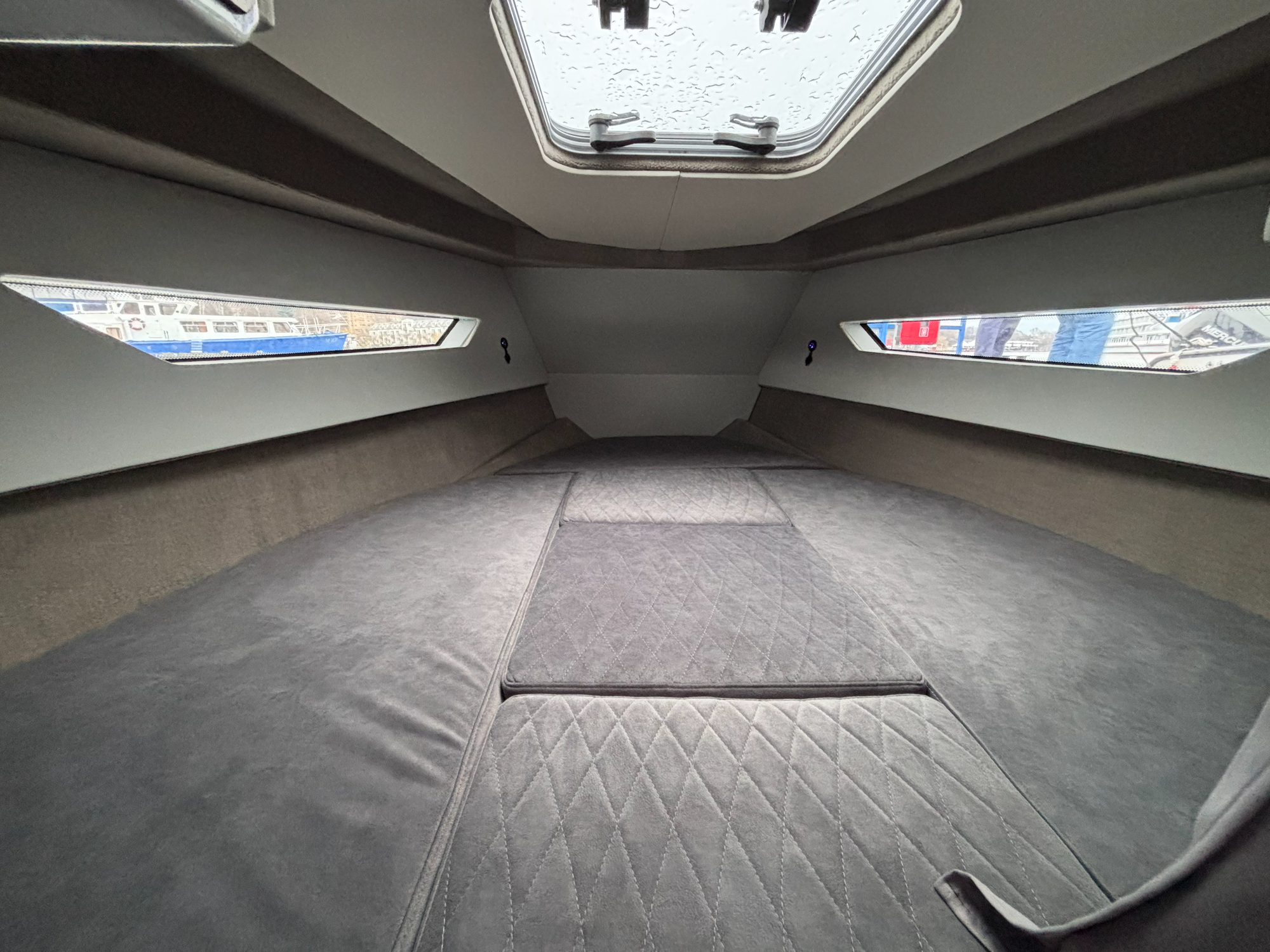 VBOATS VOYAGER 850 Cabin