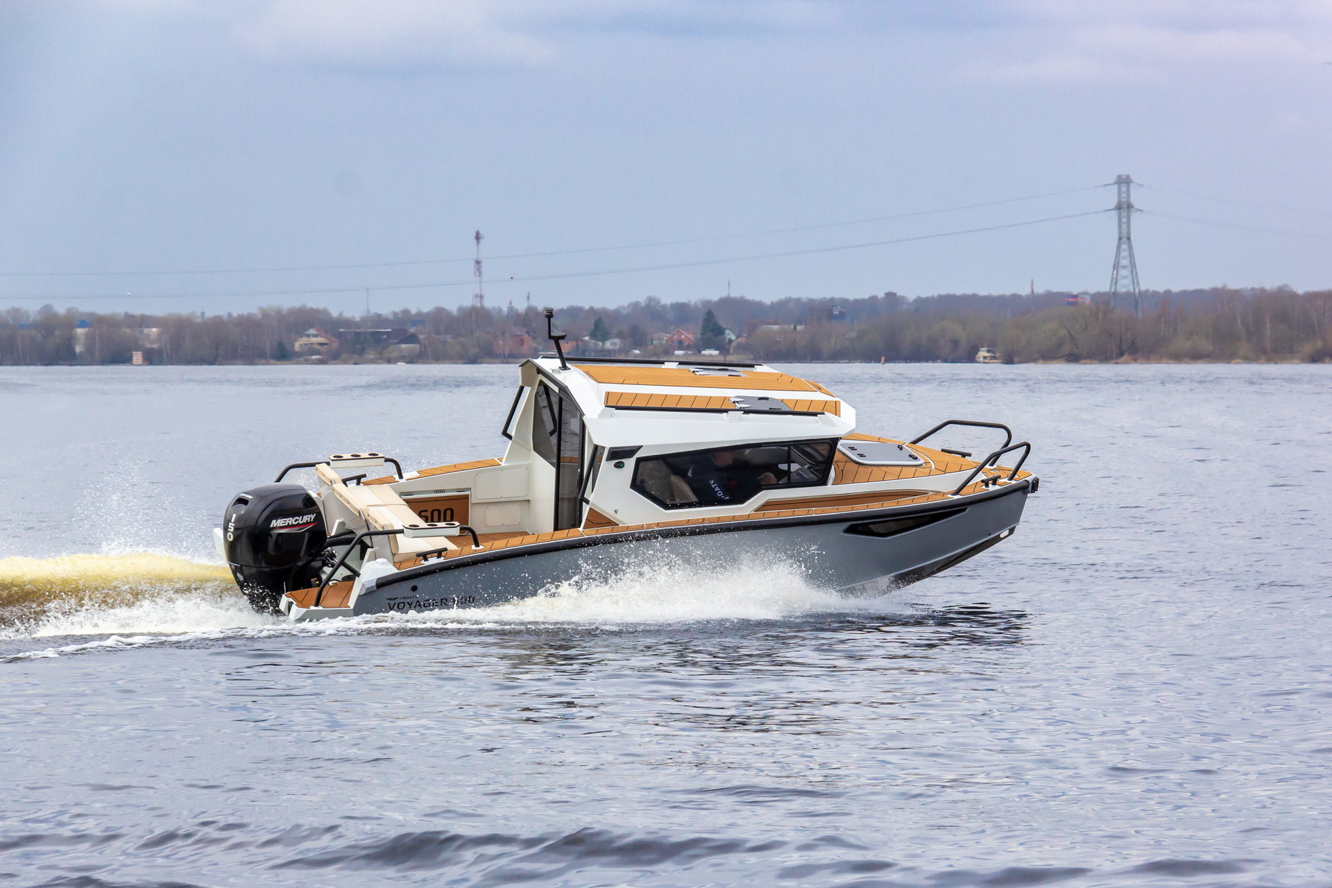 VBOATS VOYAGER 600 Cabin