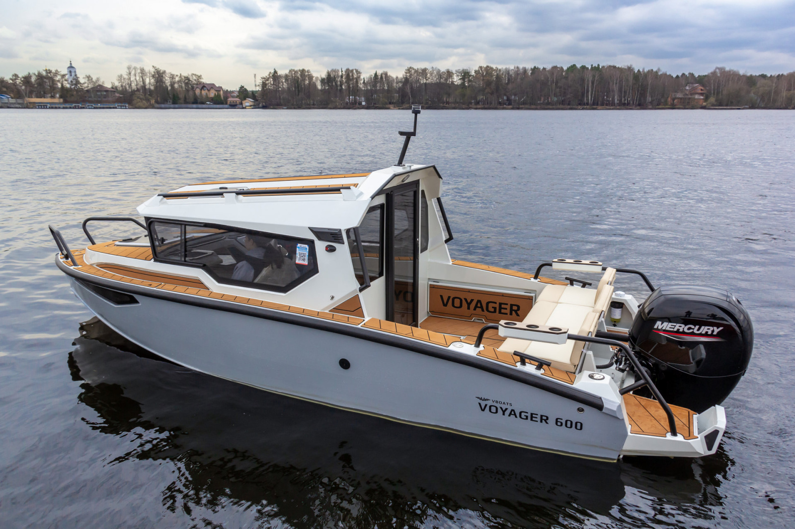 VBOATS VOYAGER 600 Cabin