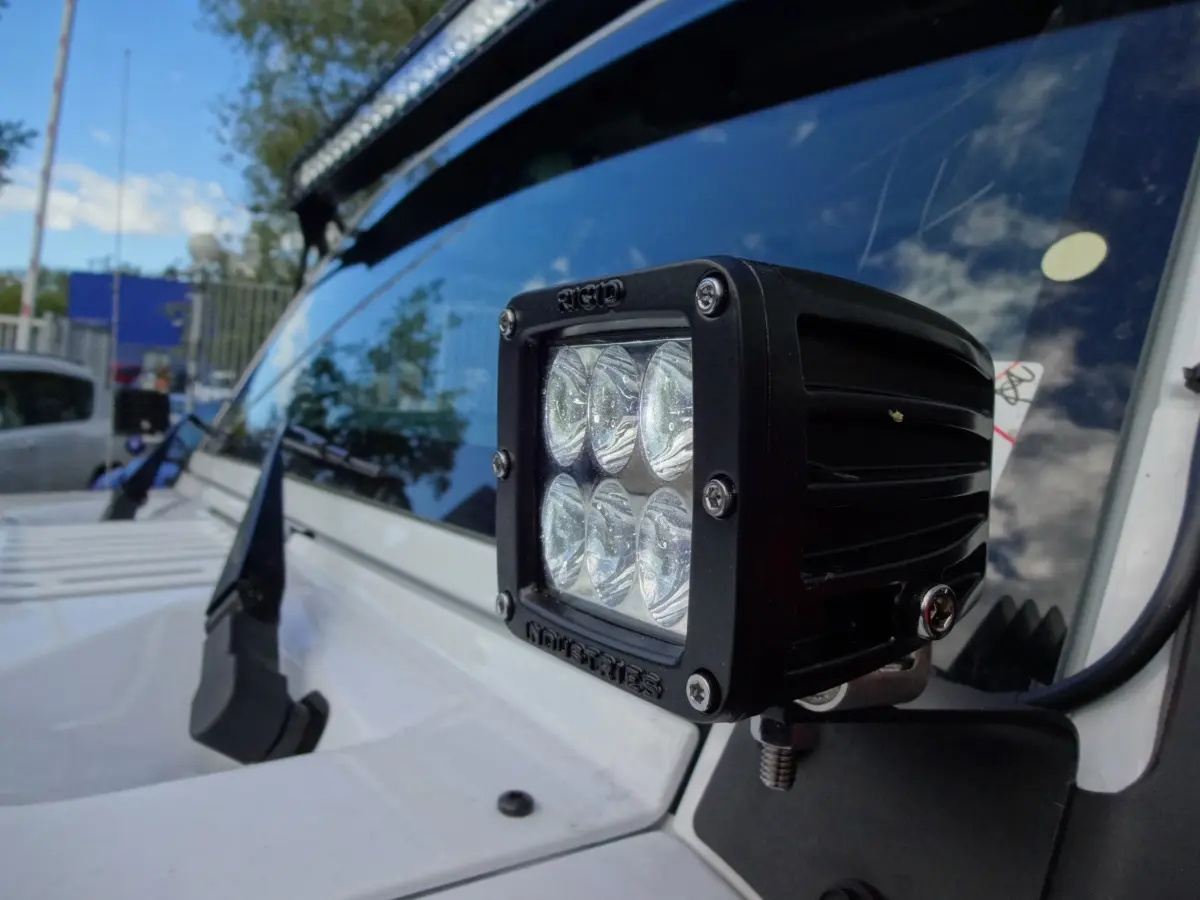 RIGID D-серия PRO (4 светодиода) — Дальний свет (пара) Midnight Edition на катере — пример установки, Рыбанутые.РФ