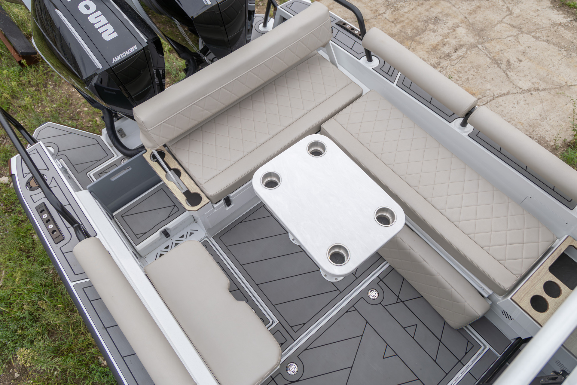 VBOATS VOYAGER 850 Cabin