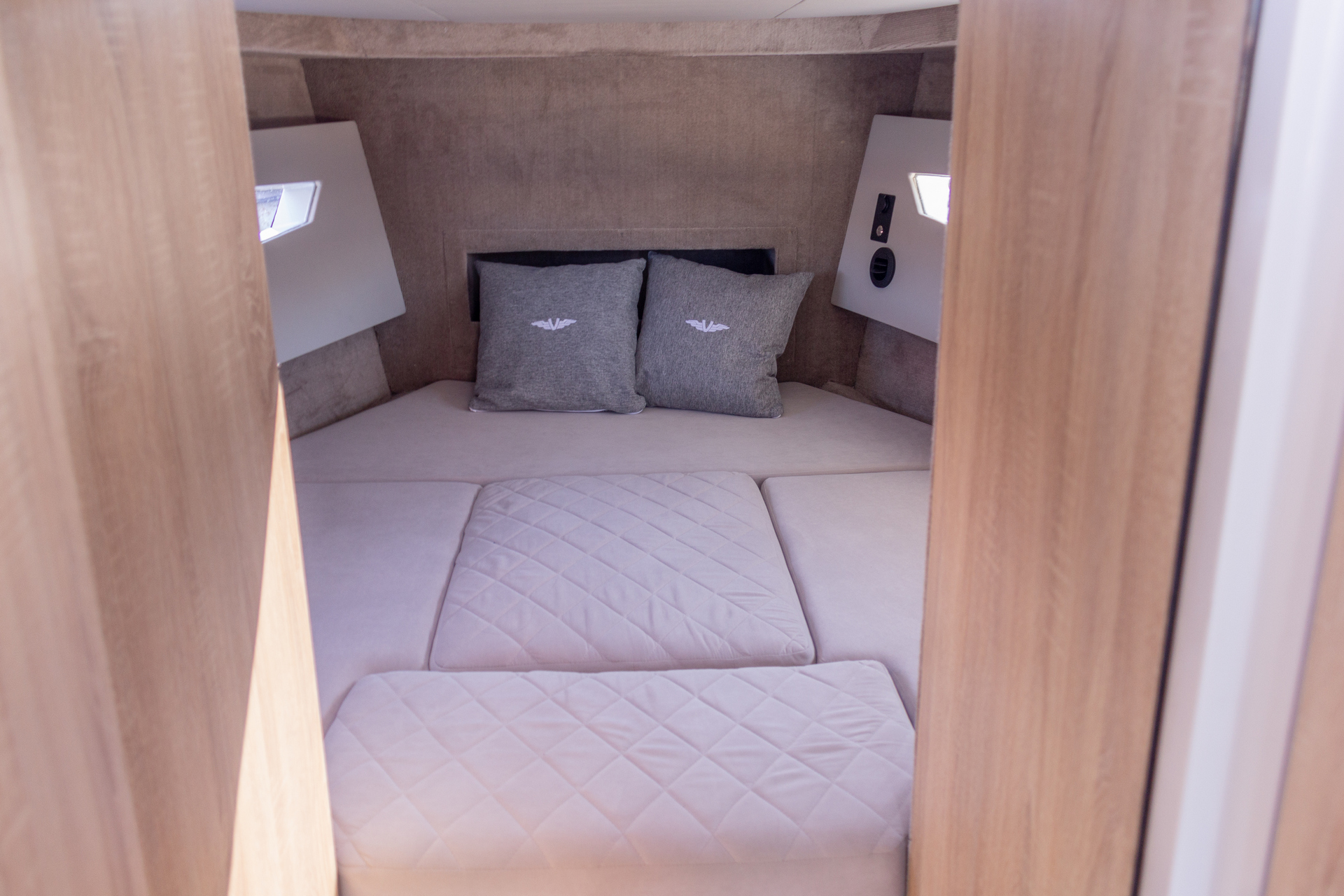 VBOATS VOYAGER 980 Cabin