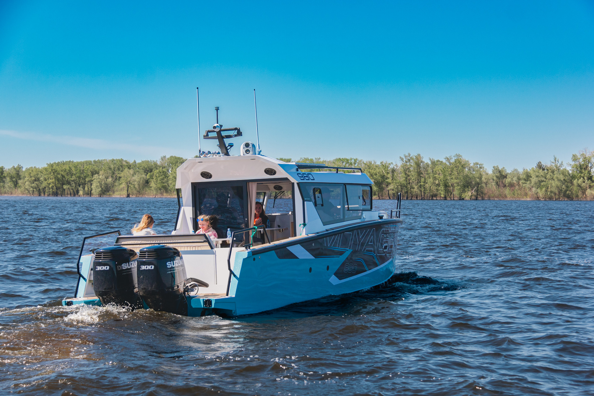 VBOATS VOYAGER 980 Cabin