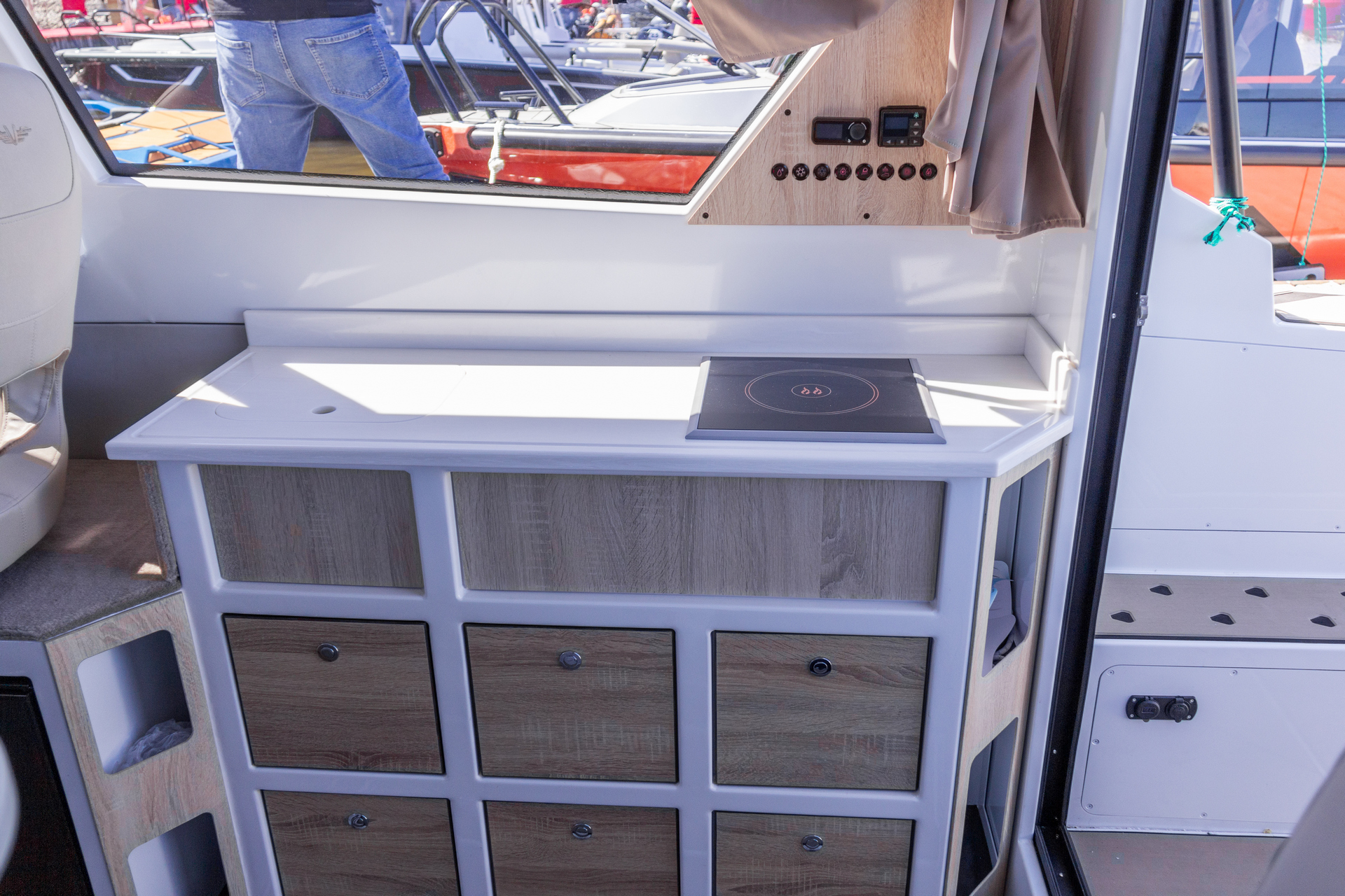 VBOATS VOYAGER 980 Cabin