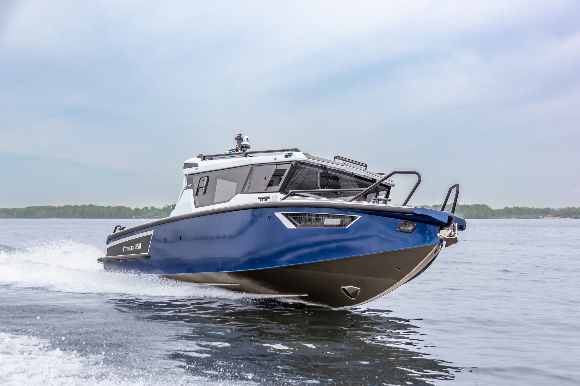 VBOATS VOYAGER 850 Cabin