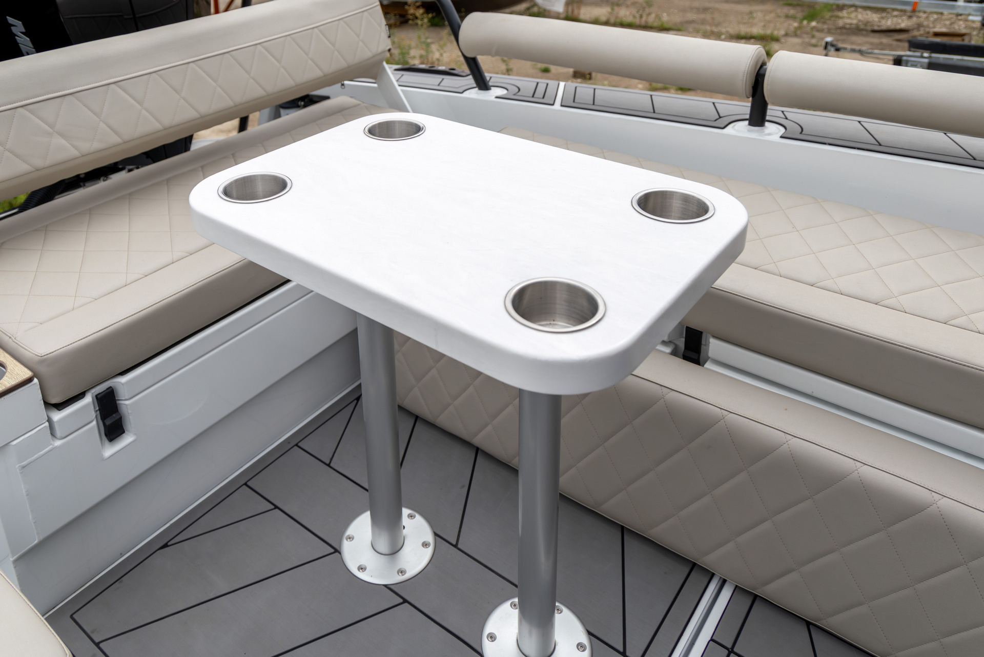 VBOATS VOYAGER 850 Cabin