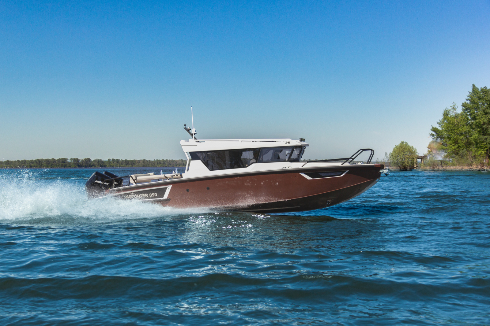 VBOATS VOYAGER 850 Cabin Twin