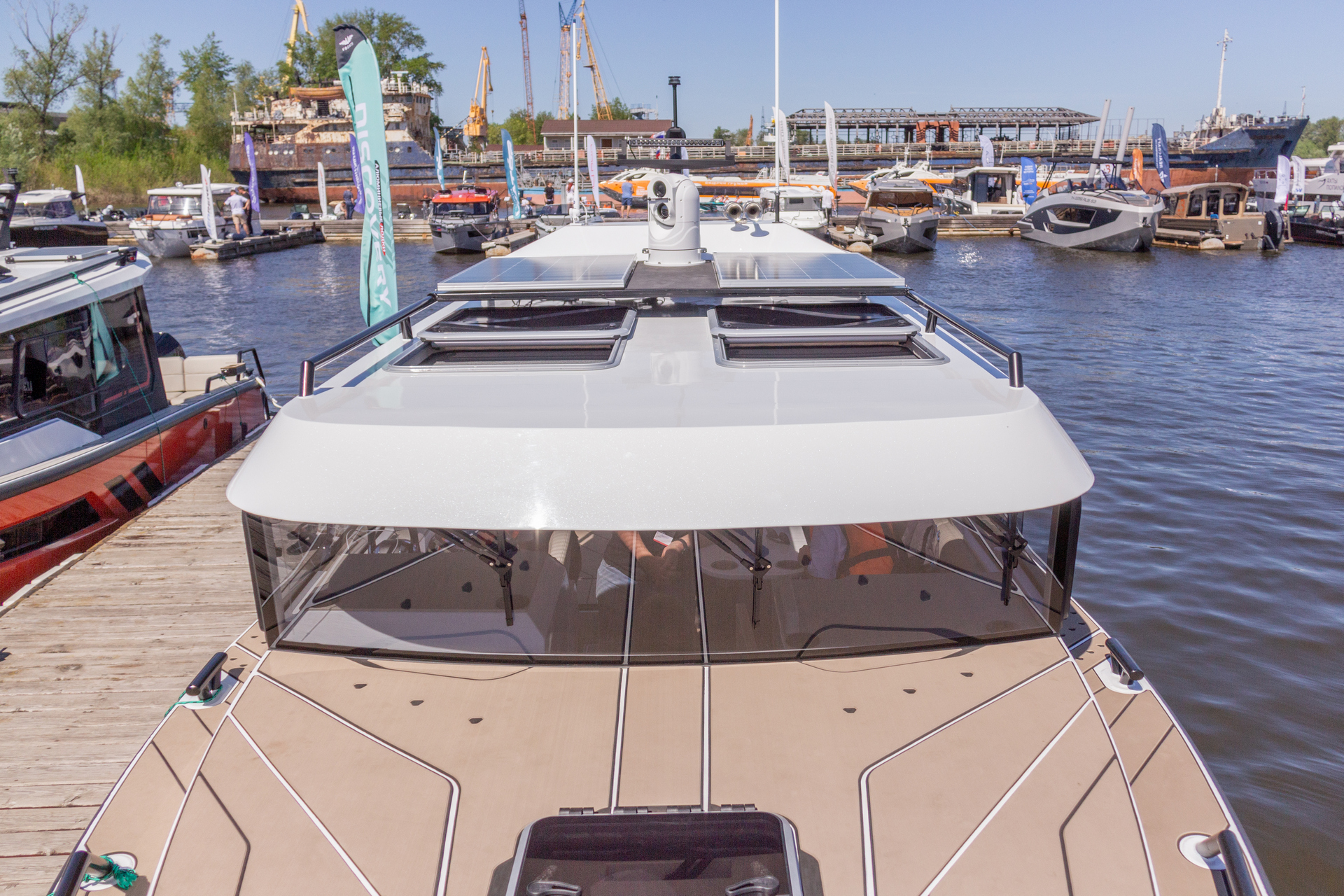 VBOATS VOYAGER 980 Cabin