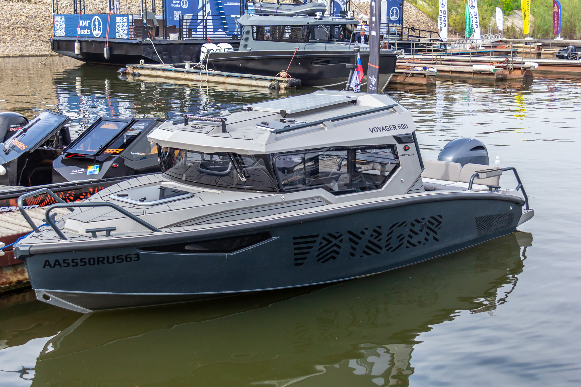 VBOATS VOYAGER 600 Cabin