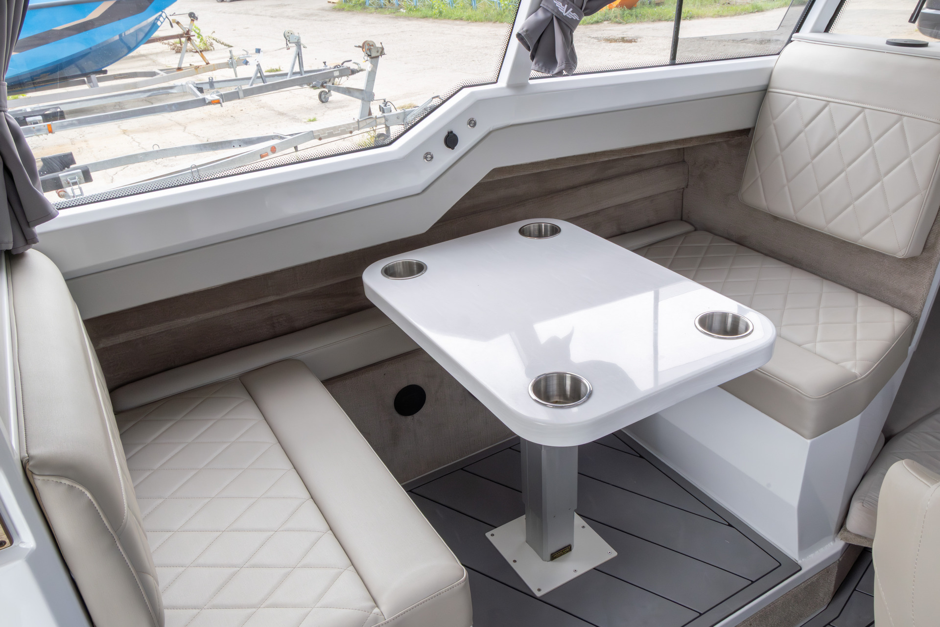 VBOATS VOYAGER 850 Cabin