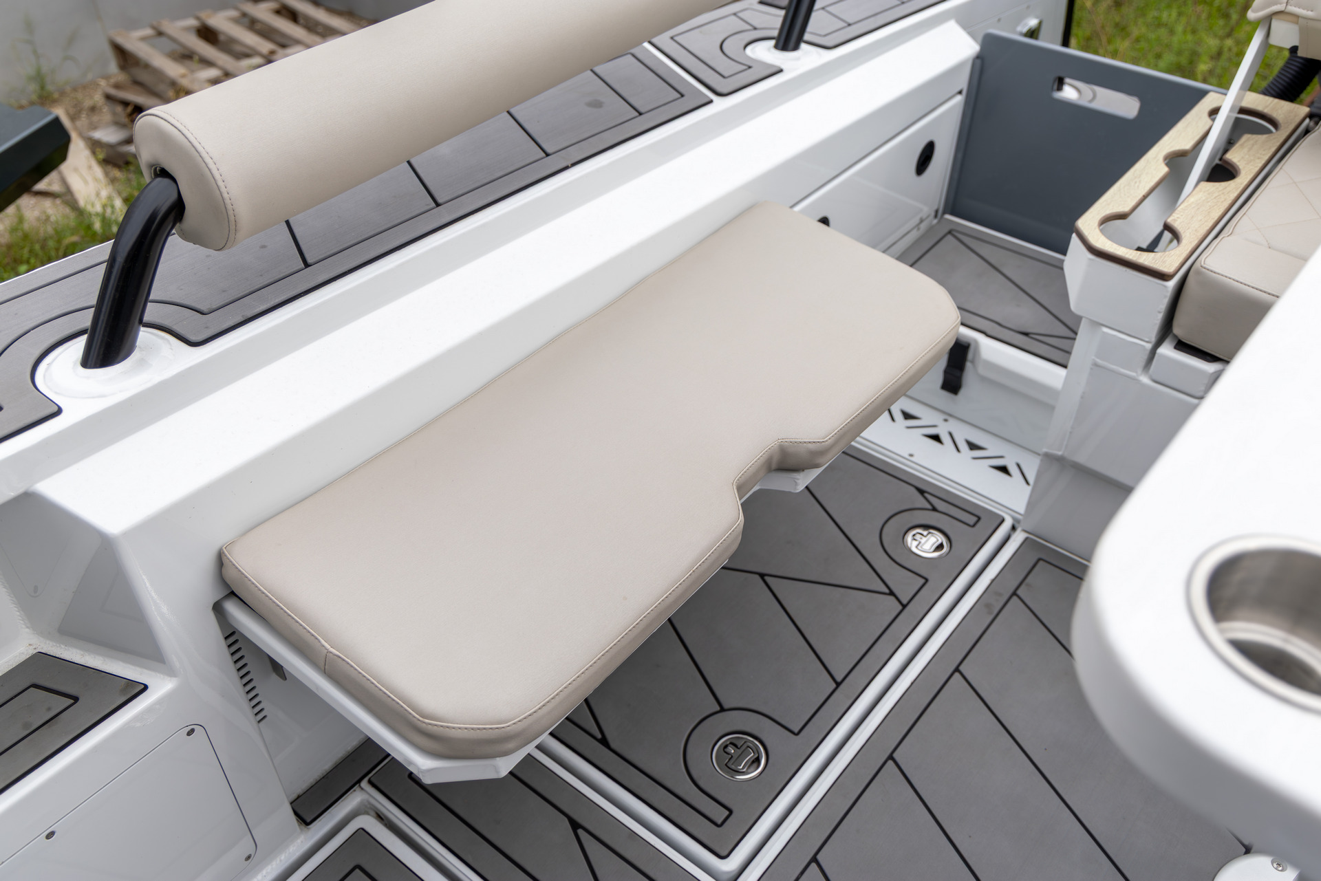 VBOATS VOYAGER 850 Cabin
