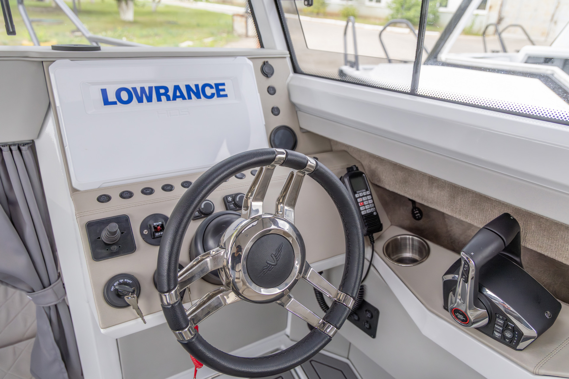 VBOATS VOYAGER 850 Cabin