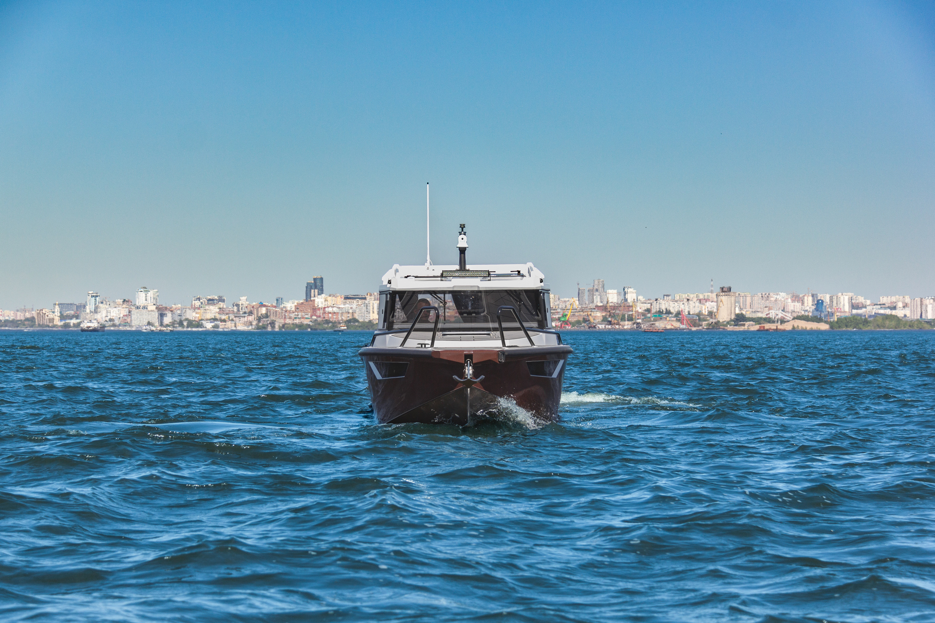 VBOATS VOYAGER 850 Cabin
