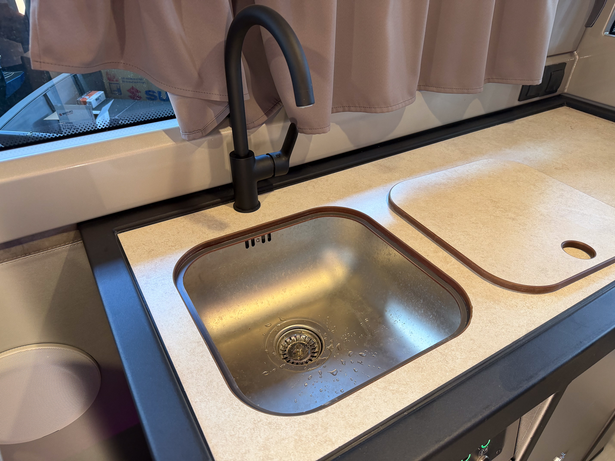 VBOATS 850 Cabin + Mercury Verado 400 + прицеп