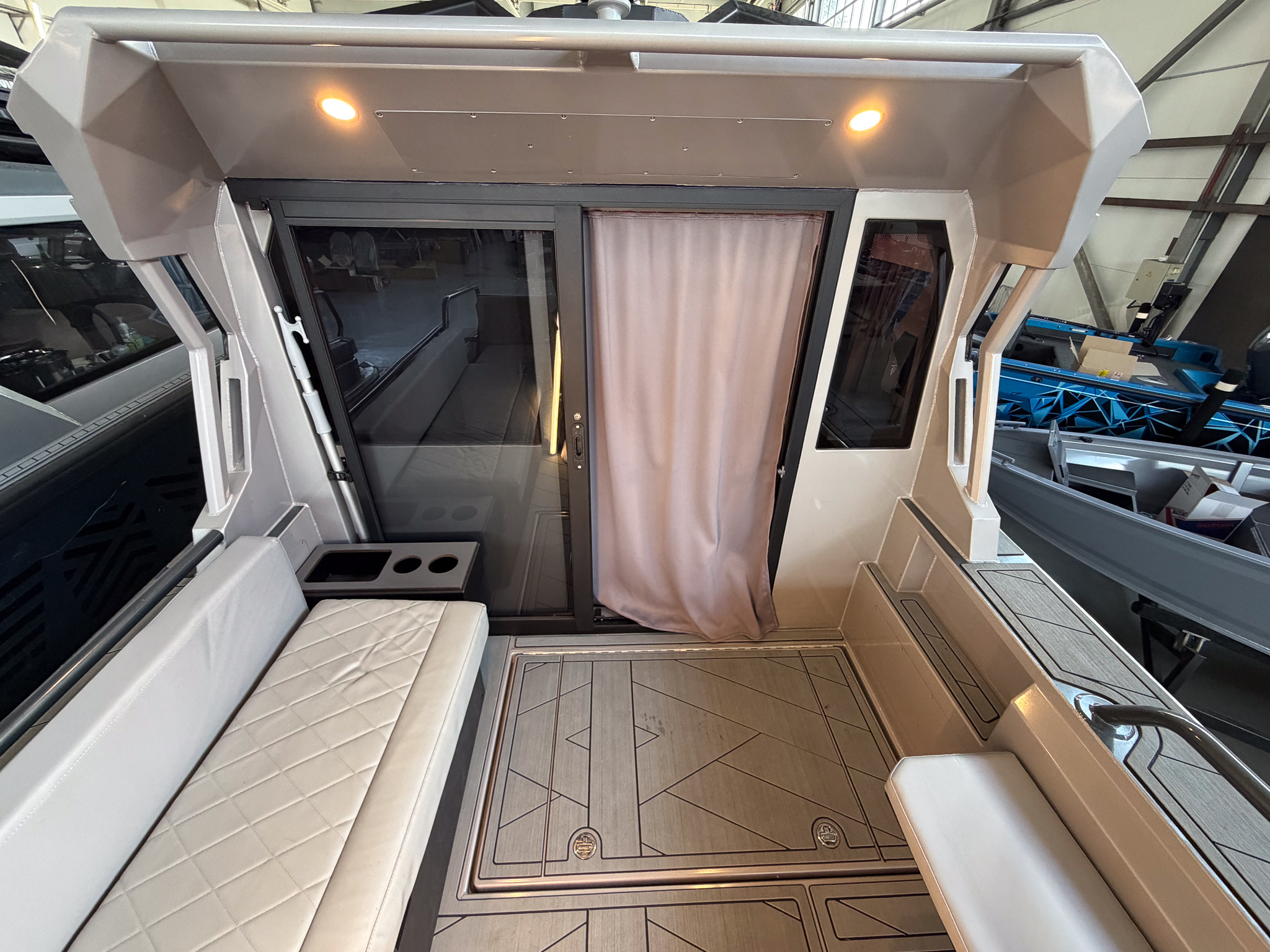 VBOATS 850 Cabin + Mercury Verado 400 + прицеп