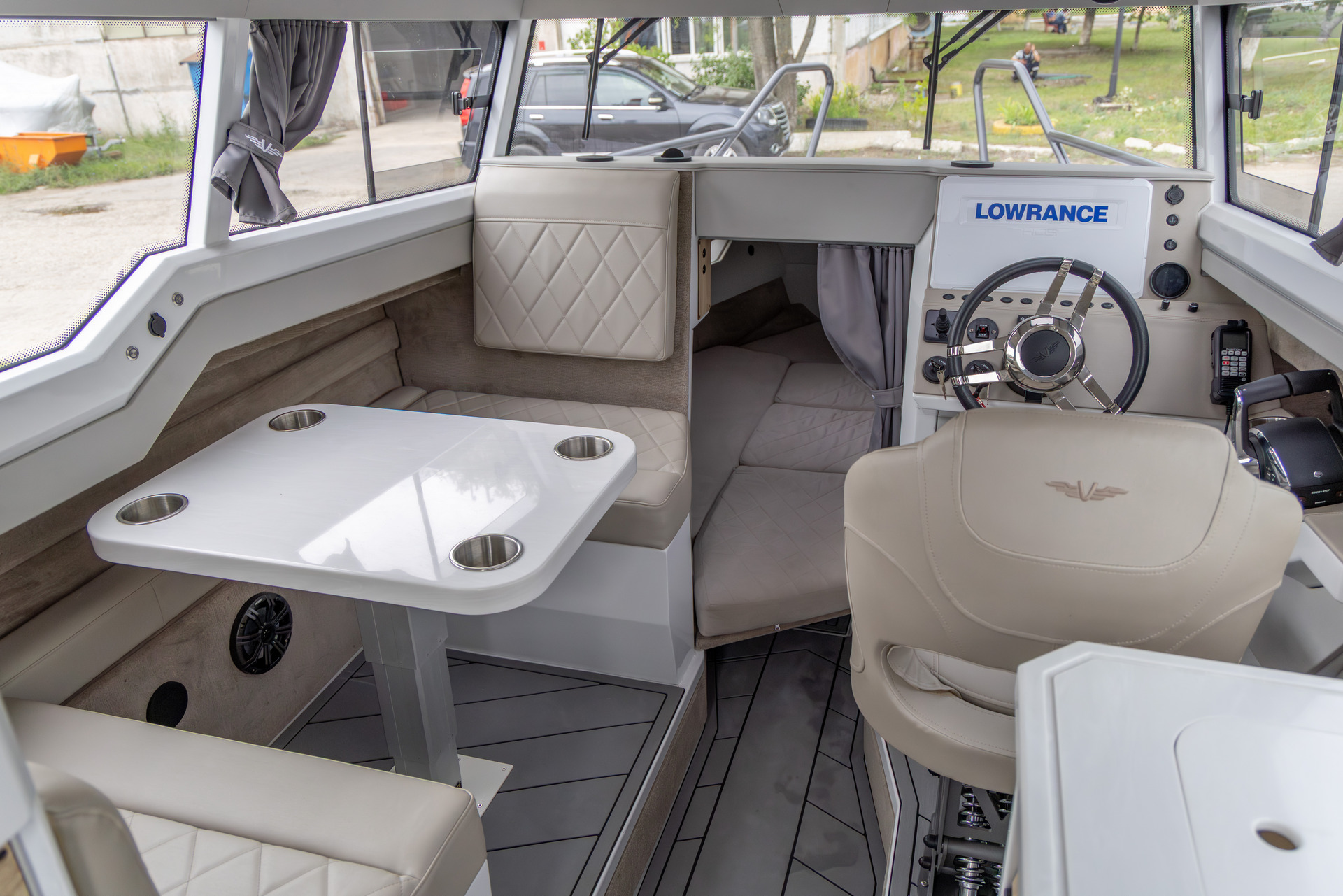 VBOATS VOYAGER 850 Cabin