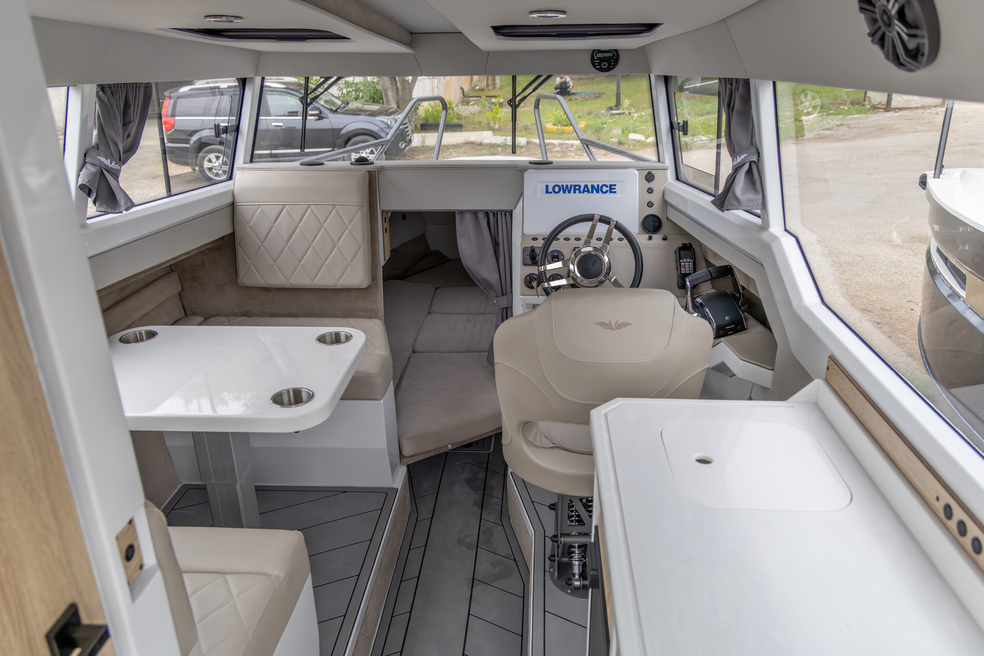 VBOATS VOYAGER 850 Cabin