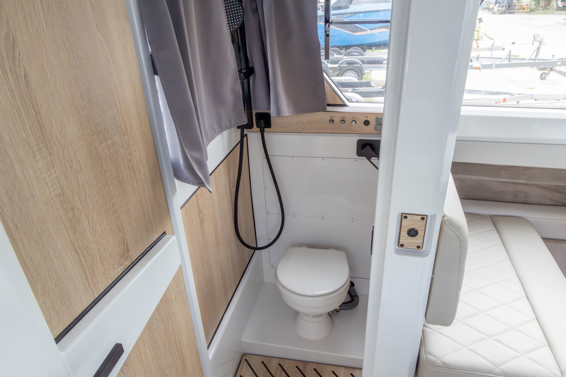 VBOATS VOYAGER 850 Cabin