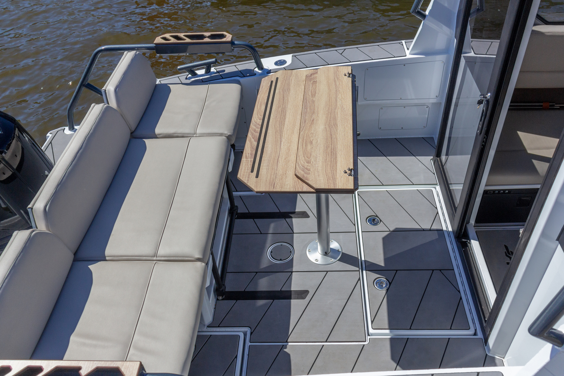 VBOATS VOYAGER 600 Cabin