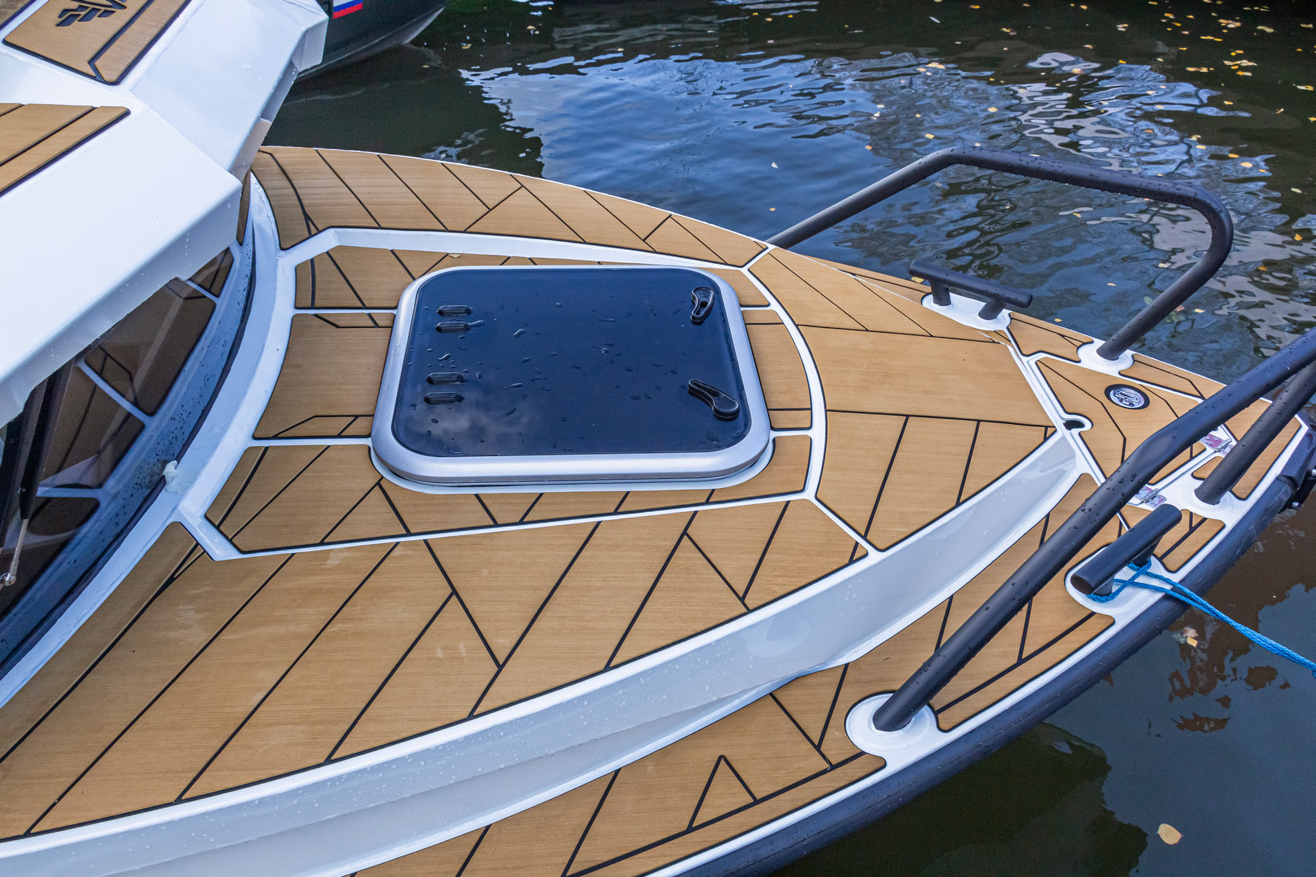 VBOATS VOYAGER 600 Cabin