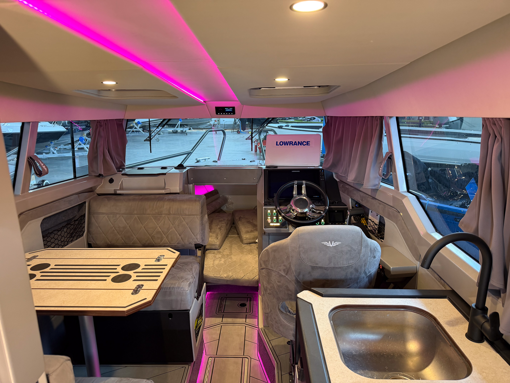 VBOATS 850 Cabin + Mercury Verado 400 + прицеп